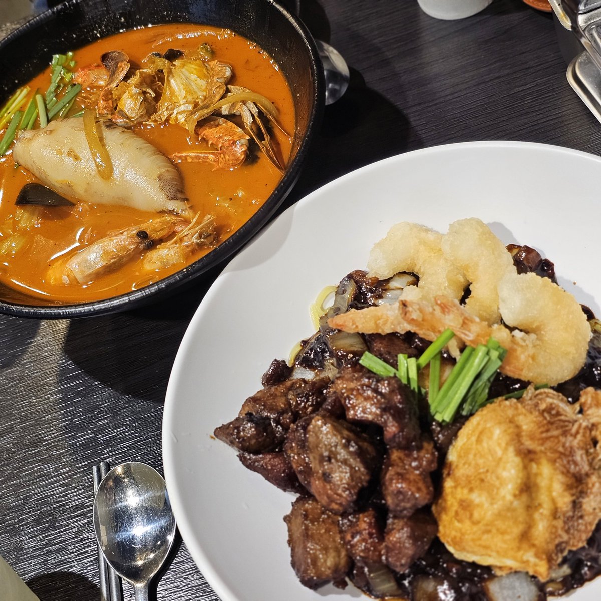 한성대입구 삼선

비주얼에 이끌려 다녀왔는데 댕로에서 걸어서 20분정도라 낮밤 사이에 슬슬 걸어서 다녀와도 될듯!
맛은 진짜,,,, 날풀려서 걸어도 될 것 같은 날씨가 감사할정도로 맛있었고 가는 길에 벚꽃이 많이 펴서 기분 좋게 갔음!
메뉴가 짬뽕 짜장만 있어서 더 신뢰있었음 
또 가고싶은 곳!