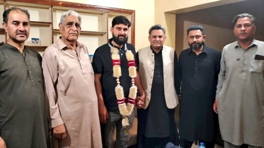 TeamYasirGilani's tweet photo. احسن خان شاھدرہ سے عمران خان کا وہ بہادر سپاہی ہے جس کو تقریباً 5 ماہ تک ناحق قید میں رکھا گیا، شدید تشدد کا نشانہ بنایا گیا، اور متعدد جھوٹے پرچوں میں نامزد کیا گیا۔ مگر احسن خان حق کے ساتھ ڈٹا رہا۔ ایسے ورکرز یقیناً ہمارا فخر اور پارٹی کا اثاثہ ہیں۔
@yasir_gillani #PP145 https://t.co/Wi4aBwyEBZ