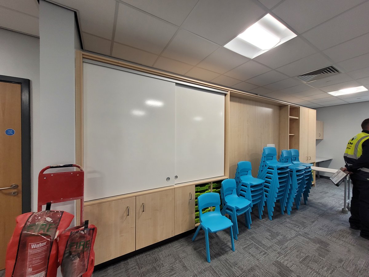 FCCSchoolMod's tweet image. Diwrnod trosglwyddo Ysgol Gynradd Gymunedol Penyffordd, dau ddosbarth newydd ar gyfer eu niferoedd cynyddol.  Gwaith gwych @WynneConstruct, diolch i bawb a oedd ynghlwm â’r prosiect hwn! @FlintshireCC @YsgolPenyffordd