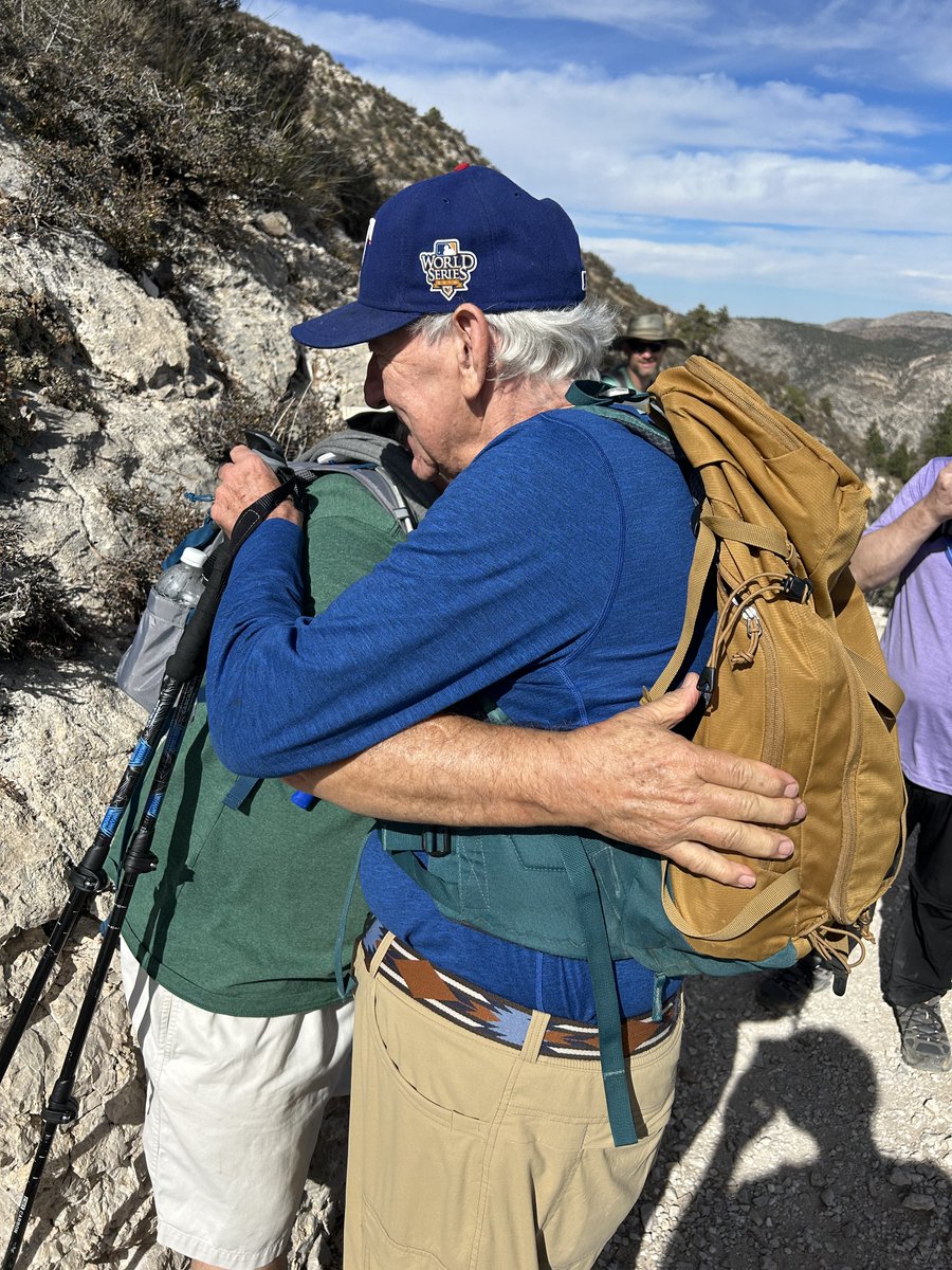 ⛰️ At 71, Don Kent, living with #LewyBody and #Parkinsons, reached Guadalupe Peak's summit. His 8.4-mile hike, after 6 months of training, highlights the power of determination and family support. 🔗 Learn about Don’s climb to the ‘Top of Texas’ here: beingpatient.com/don-kent-lewy-…