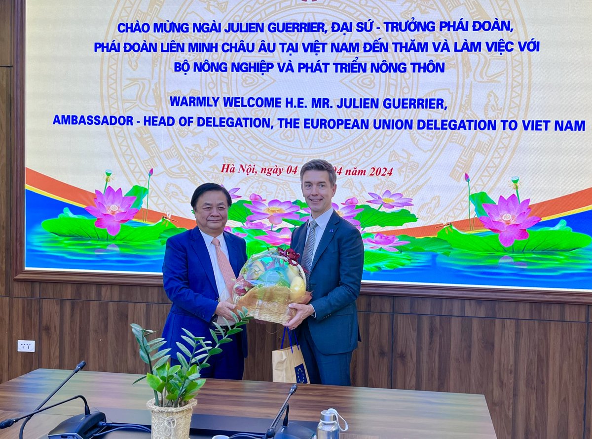 Paid my courtesy call to 🇻🇳 Minister of Agriculture & Rural Development Le Minh Hoan this morning. We took stock of excellent 🇪🇺-🇻🇳 engagement in agriculture, forestry & fisheries; & agreed on importance of + mutual interest in developing strategic cooperation in these fields.