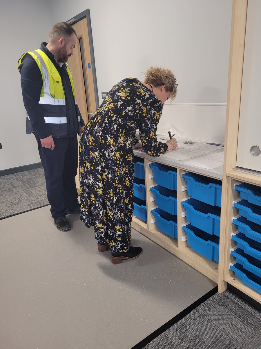 FCCSchoolMod's tweet image. Diwrnod trosglwyddo Ysgol Gynradd Gymunedol Penyffordd, dau ddosbarth newydd ar gyfer eu niferoedd cynyddol.  Gwaith gwych @WynneConstruct, diolch i bawb a oedd ynghlwm â’r prosiect hwn! @FlintshireCC @YsgolPenyffordd