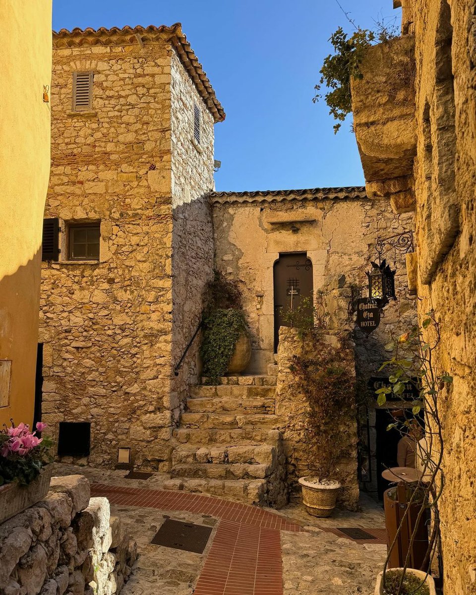 🇫🇷Quel plaisir que de flâner dans les ruelles ensoleillées du village médiéval ! 🥰☀️💙 . . . 🇬🇧What a pleasure it is to stroll through the sunny streets of this medieval village ! 🥰☀️💙 . . . 📸bethrodriguez (IG) #Eze #Ezevillage #CotedAzurFrance #ExploreNiceCotedAzur