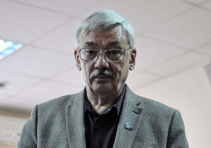 Сегодня соосноватетелю «Мемориала» Олегу Орлову исполняется 71 год. Он встретит его за решеткой

Олег Орлов — сопредседатель правозащитного центра «Мемориал», признанного «иноагентом» и ликвидированного судом. Его самого Минюст тоже внес в реестр «иноагентов» в декабре 2023 года.