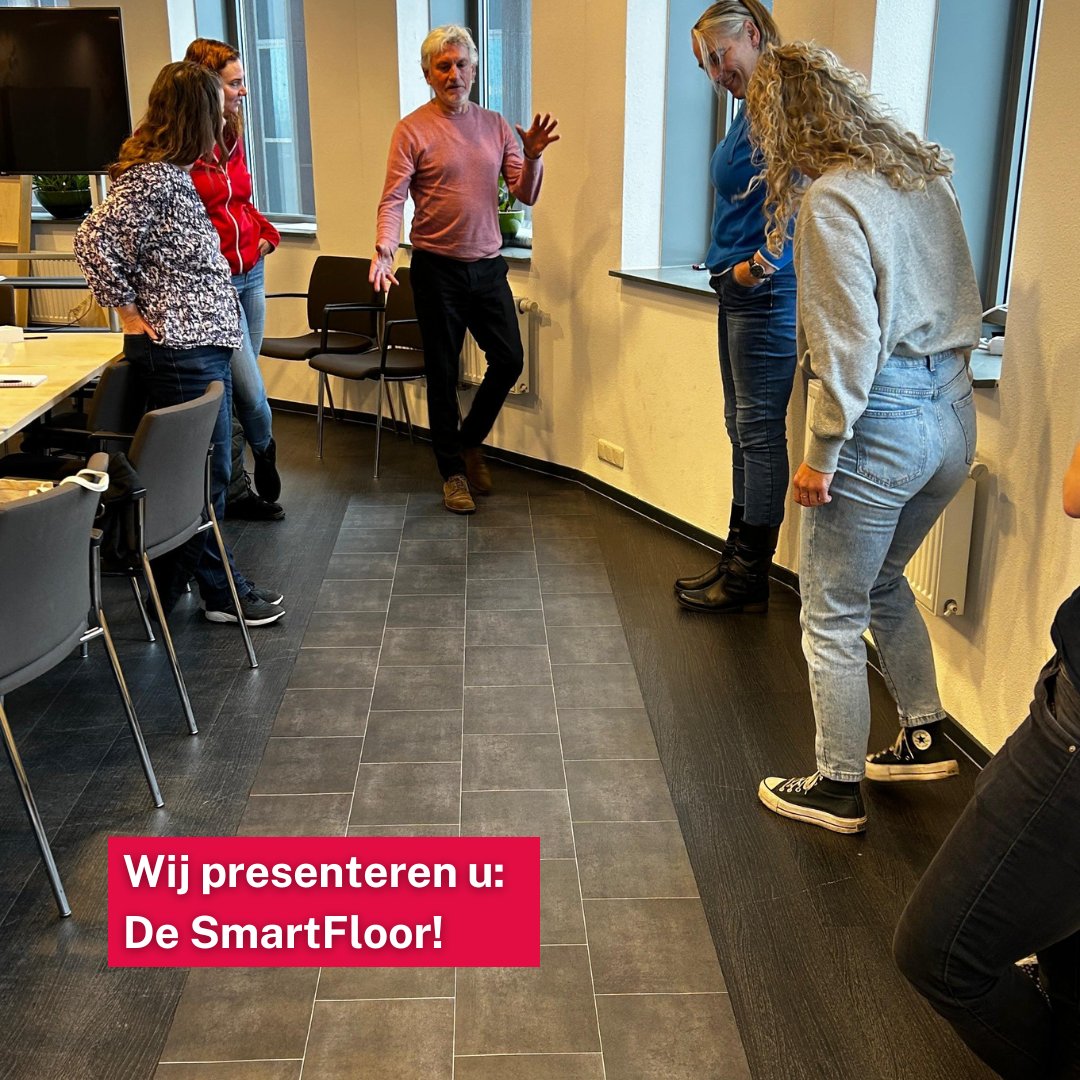 🚀 De SmartFloor! Deze slimme mat, zes meter lang en één meter breed, zit vol geavanceerde sensoren die ons helpen bij valrisico-inventarisatie. Op basis van de resultaten kan ons team gericht beweegadvies geven. We zetten 'm o.a. in bij fittesten en vitaliteitsmarkten.