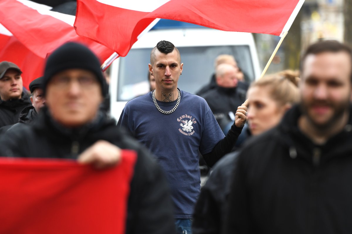 Fortführung von Combat 18 - Anklage erhoben! Gegen vier Führungspersonen des verbotenen Neonazi-Netzwerks Combat 18 #C18 wurde nun durch die GBA Anklage wg Aufrechtserhaltung der Vereinigung erhoben. Bei verschiedenen Treffen wurde Aufnahmeverfahren neuer Mitglieder durchgeführt