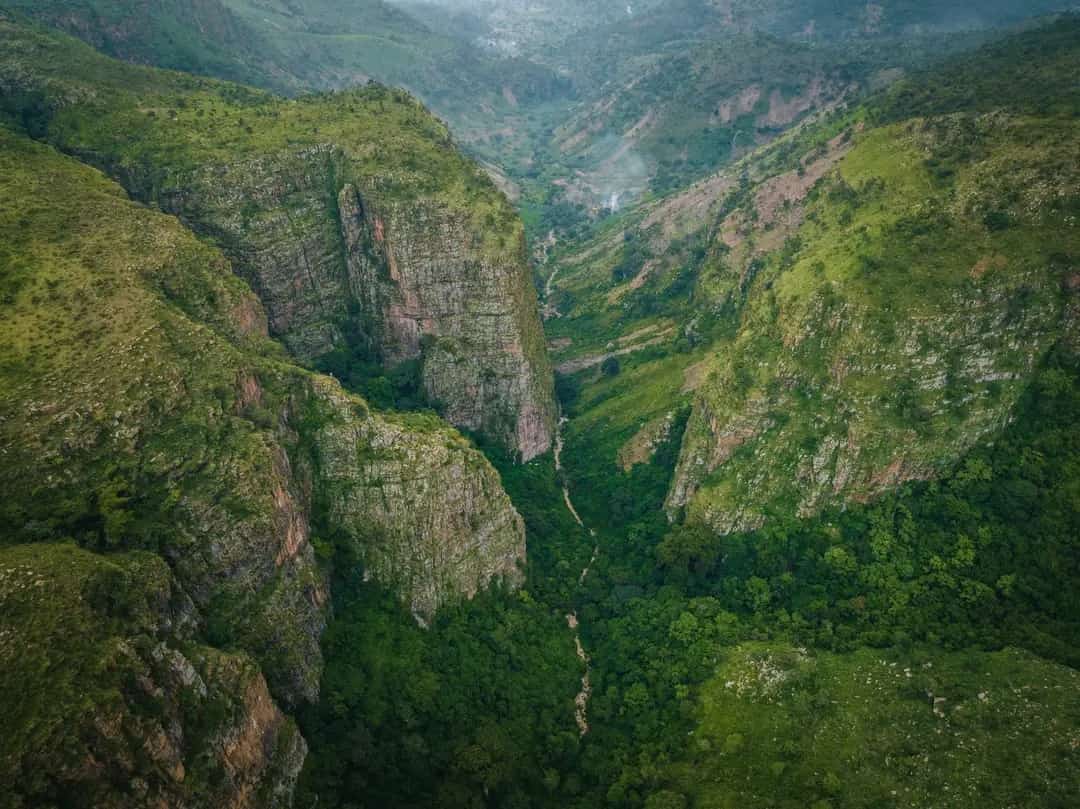 MucoBangkok's tweet photo. Nyakazu fault ,A massive gorge like scenery with hundred metres high cliffs, very close to the border to Tanzania.#visitburundi https://t.co/OqTiM9pqJO