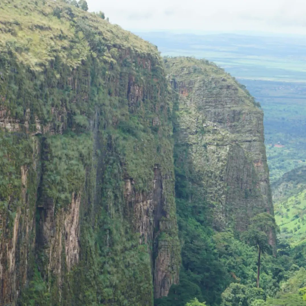 MucoBangkok's tweet photo. Nyakazu fault ,A massive gorge like scenery with hundred metres high cliffs, very close to the border to Tanzania.#visitburundi https://t.co/OqTiM9pqJO