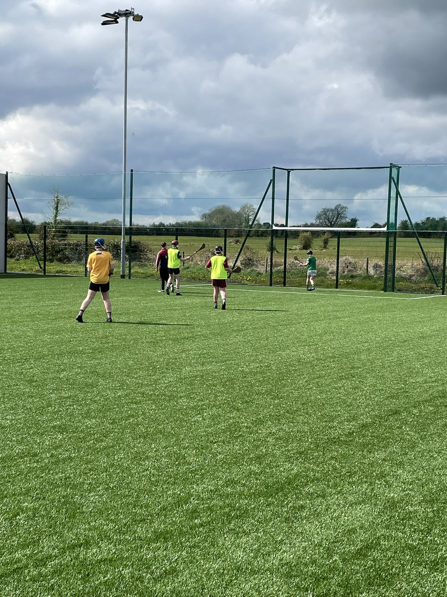 Lovely 2 days here for the @DelvinGaa Hurling Advanced Camp.

Working on Nutrition, S&C & Recovery early.

Onto the Astro for work on striking, catching, hooking & blocking, then attacking, defending, transition and S&C

Thanks to the coaches!

@coachingwh @gaaleinster