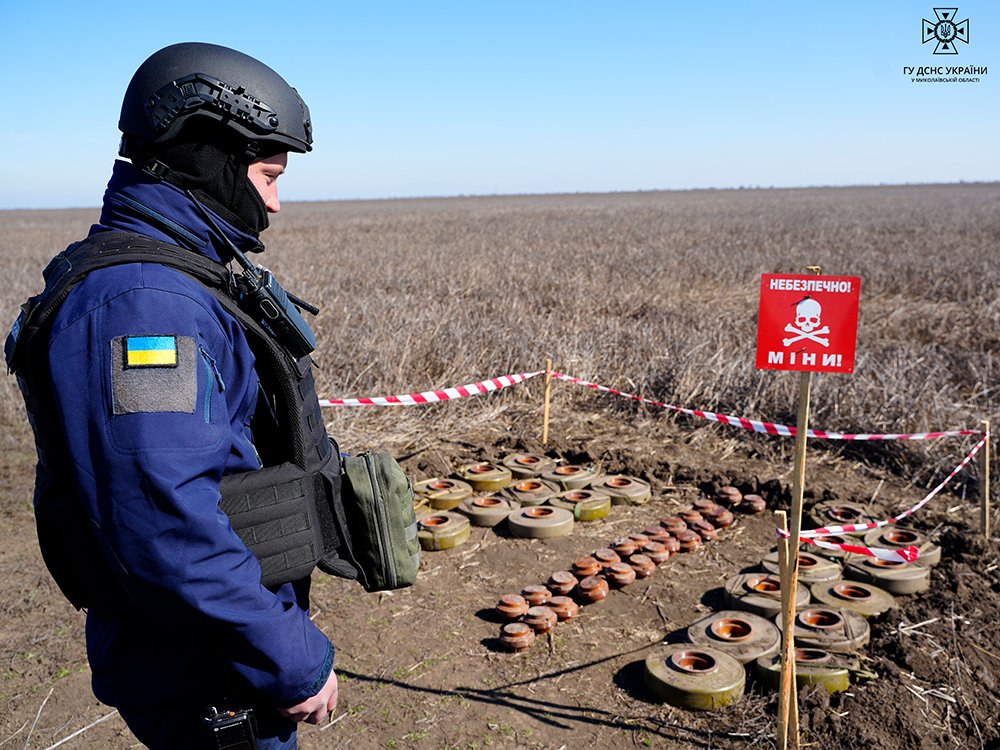 #MineActionDay
Due to Russia's aggression in Ukraine, 250 thousand square kilometers of Ukrainian territory have been mined. 
We're grateful to all rescuers and deminers, including our union members, for their important work.