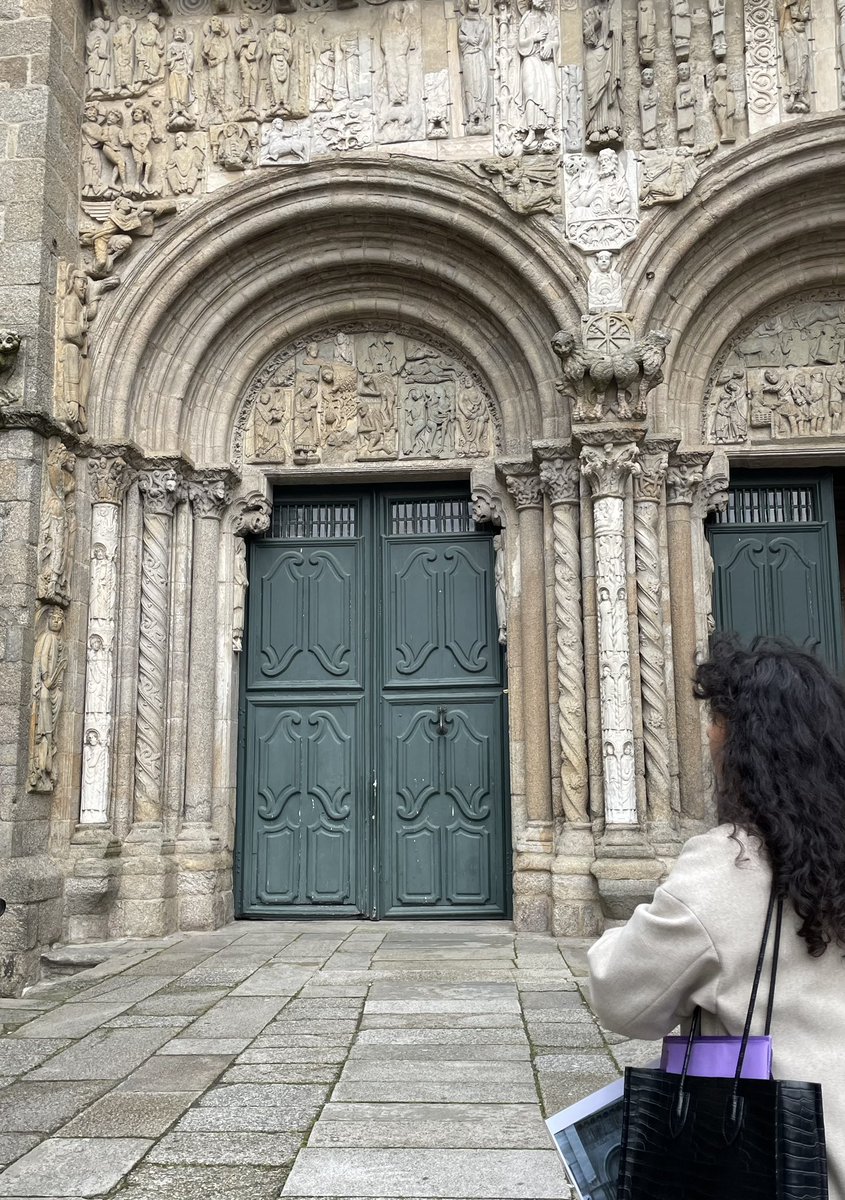 Camiñantes! Comezamos o segundo día achegándonos á historia da catedral de Santiago da man dunha das nosas compañeiras da organización, Celia 🔎✨