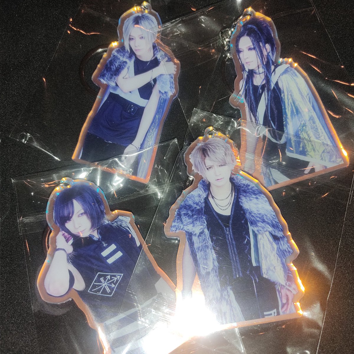 breakin_holiday's tweet photo. 【新グッズ情報】
アクリルスタンド
オーロラアクリルキーホルダー
各2000円

OPENから販売開始、先着順となります。
数量限定のため、お早めにどうぞ！ https://t.co/eXzH2NEYCO
