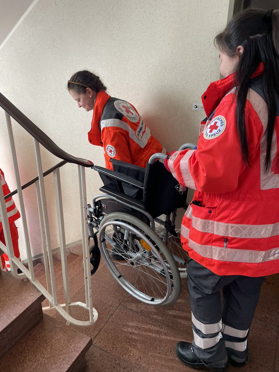 drkwedpre's tweet photo. Wir unterstützen seit 8 Uhr bei der #Evakuierung der Anwohner*innen in #Schmargendorf mit 4 Fahrzeugen und 9 ehrenamtlichen Einsatzkräften. @bacwberlin @Berliner_Fw @drk_berlin @BVG_Kampagne @SBahnBerlin @VIZ_Berlin 

#teamwork https://t.co/U3IdqHGKqa