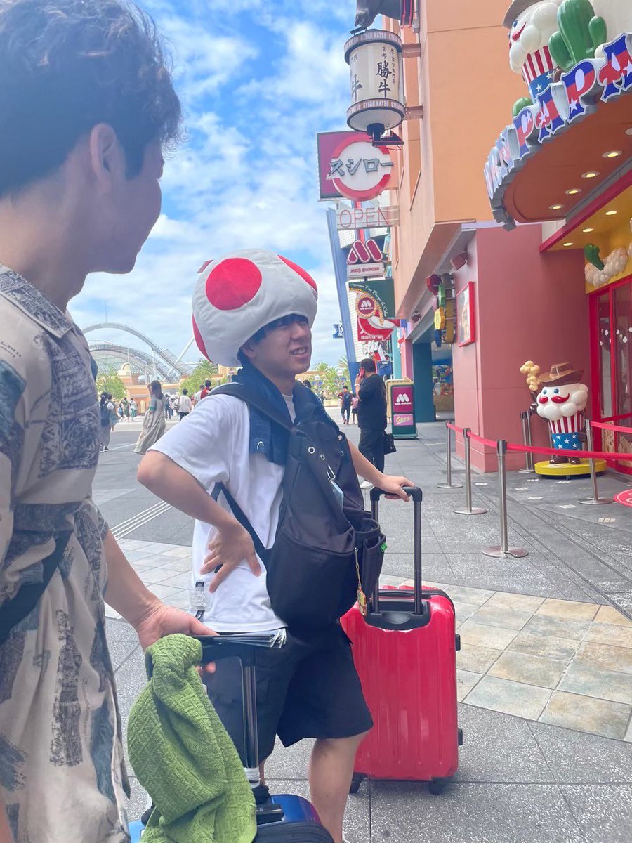 oyabona's tweet photo. 〈ラボーナイベント⚽️〉
～8月 オールメディカル～
毎年お盆の時期にオールメディカルという全国の医学部系フットサルチームが集まる大会が開催されます！
2023年は大阪で開催されたので大会後にみんなでUSJに行きました🌎🤍
今年は東京であるとかないとか…🐭🫣

ラボーナで熱い夏を過ごしましょう！ https://t.co/AiPzqYDUN4
