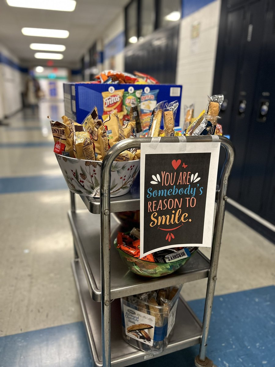 Reminding staff members that they are somebody’s reason for smiling could easily be one of my favorite things! I am grateful for my colleagues and the passion they bring to their work each day at Park View School. Our students are lucky to have them. 🙌💙💛 @mgsd70 #inspire70