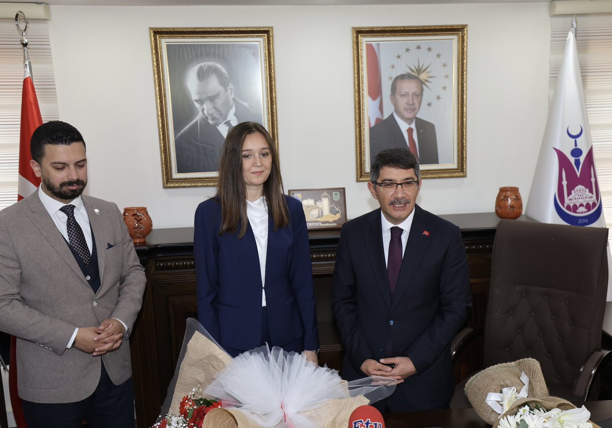 Şehzadelerde yaşayan hemşerilerimizin teveccühü ile; Şehzadeler Belediye Başkanı seçilen Gülşah Durbay hanımefendiye bugün mührü teslim ettik. Yeni Hizmet döneminde başkanımıza ve  ekibine başarılar diliyorum.