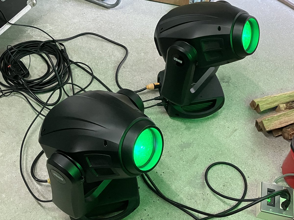 p1cstaff's tweet photo. 中古ですが2台導入しました。
明後日のボクシング大会デビューです!
#ムービングライト
#USHIO
#indigo500
#SILVER_STAR
#PLUTO200
#照明機材レンタル https://t.co/q505w2cECn