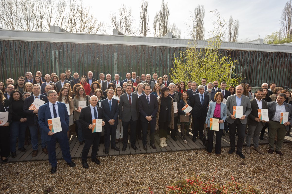 ECOnomistaVAlor's tweet photo. Miguel Ángel Santander, Vicedecano de #ECOVA ha recogido hoy el diploma para el Colegio de Economistas de Valladolid, Palencia y Zamora por el compromiso y adhesión al pacto de Economía Circular de Castilla y León.
¡Muchas Gracias Junta de Castilla y León !
#ECOnomistaVAlor https://t.co/jNQOD1izhL