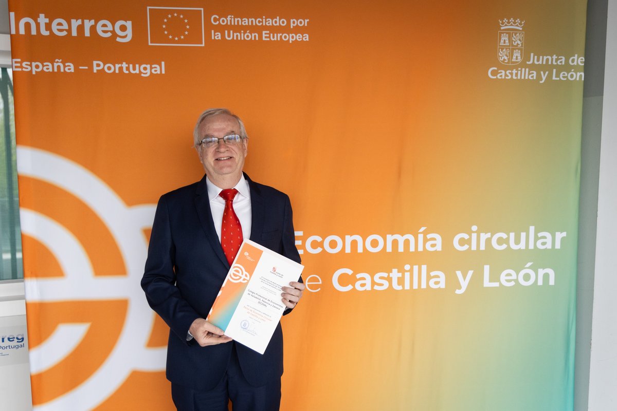 ECOnomistaVAlor's tweet photo. Miguel Ángel Santander, Vicedecano de #ECOVA ha recogido hoy el diploma para el Colegio de Economistas de Valladolid, Palencia y Zamora por el compromiso y adhesión al pacto de Economía Circular de Castilla y León.
¡Muchas Gracias Junta de Castilla y León !
#ECOnomistaVAlor https://t.co/jNQOD1izhL
