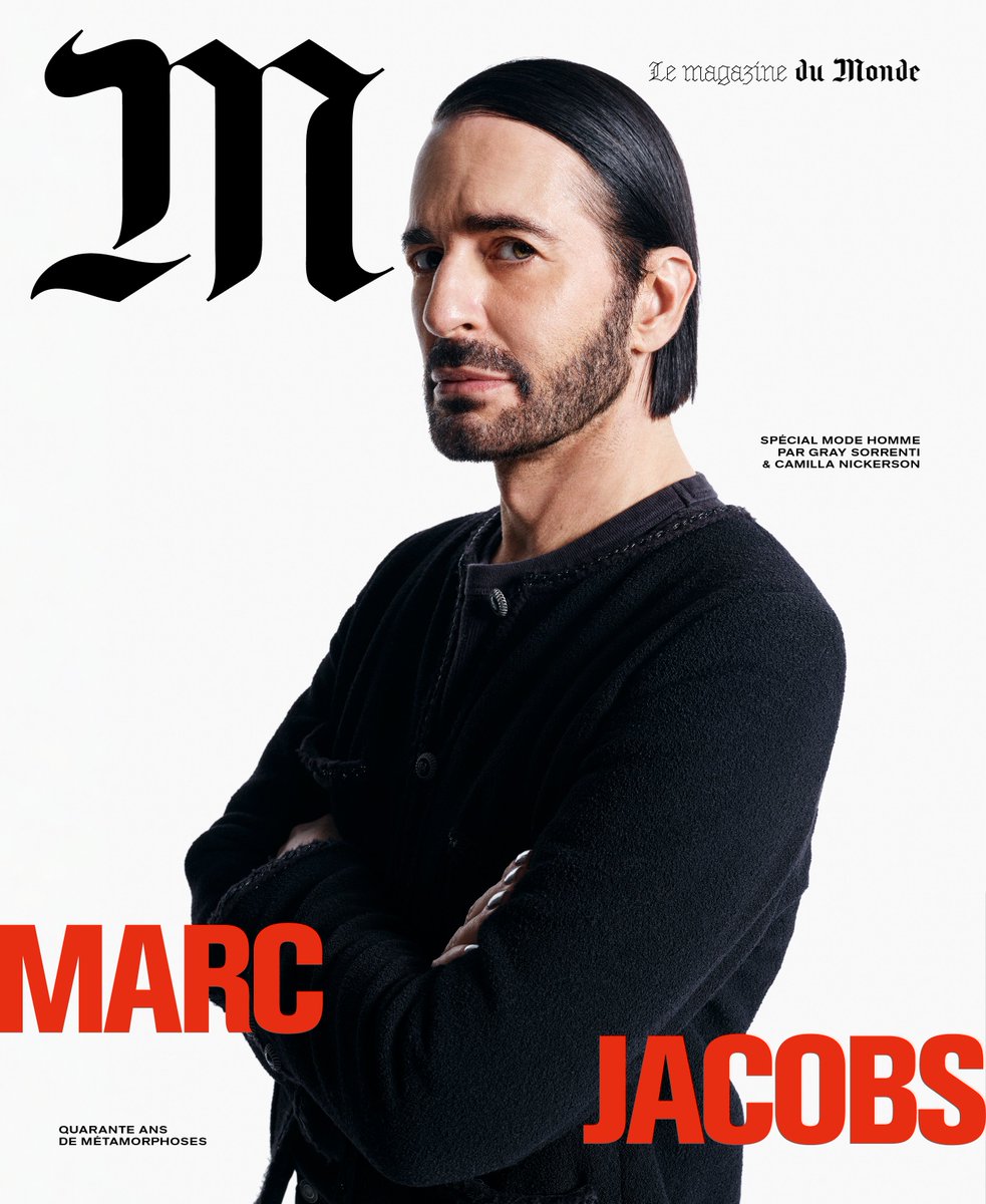 En couverture du numéro Spécial mode homme de « M Le magazine du Monde », disponible demain : Marc Jacobs. À bientôt 61 ans, l’Américain qui a longtemps fait les beaux jours de Louis Vuitton et qui est toujours à la tête de sa griffe, célèbre en 2024 ses quarante ans de carrière