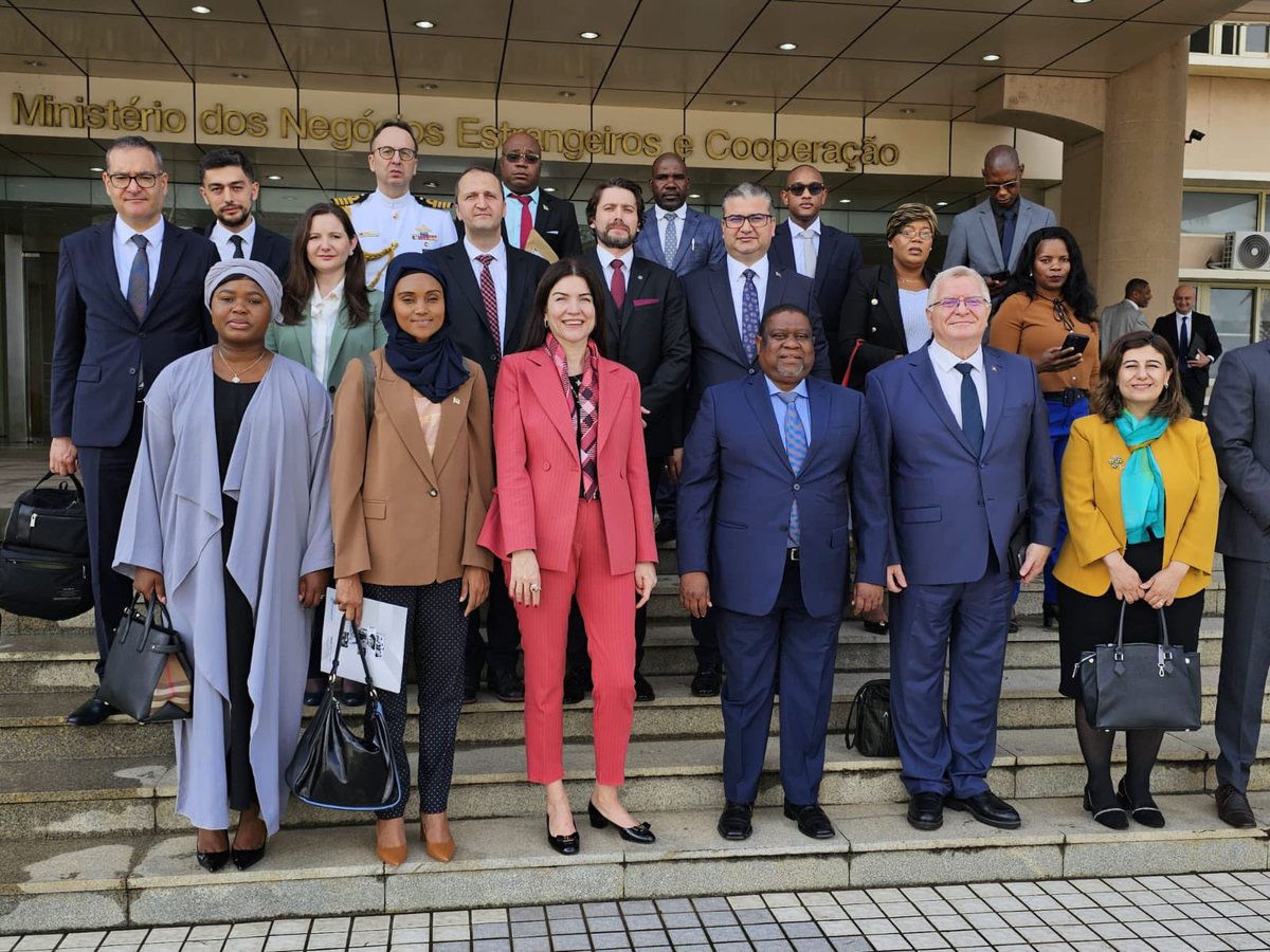 Sibel Atasoy Aksoy (@ssibelatasoy) on Twitter photo Sevgili Büyükelçimiz Elif Comoğlu Ülgen, yardımcısı deneyimli diplomatımız Tuğba Alan Özdenfedakar ve beraberindeki heyet, önemli temaslarda bulunmak üzere Mozambiktelerdi…Türk diplomasinin gücünü Mozambik’te bir kez daha hissetmek gurur verdi…🇹🇷🇹🇷🇹🇷<a href="/ellothebello/">elif</a> @avniaksoy Sevgili Büyükelçimiz Elif Comoğlu Ülgen, yardımcısı deneyimli diplomatımız Tuğba Alan Özdenfedakar ve beraberindeki heyet, önemli temaslarda bulunmak üzere Mozambiktelerdi…Türk diplomasinin gücünü Mozambik’te bir kez daha hissetmek gurur verdi…🇹🇷🇹🇷🇹🇷<a href="/ellothebello/">elif</a> @avniaksoy