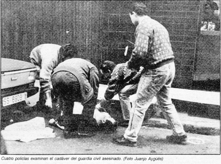 CarlosDeUrrecha's tweet photo. "Vi a un hombre en el suelo y un chico que le agarraba las manos y lloraba"
GC D. Benjamín Quintano Carrero asesinado con 5 balazos por la espalda en Pasajes por los cobardes de ETA

"Viudo con 4 hijos. El hijo mayor bajó a auxiliarle al oír los disparos"
https://t.co/E67gImlAGW https://t.co/IcD95sxggN
