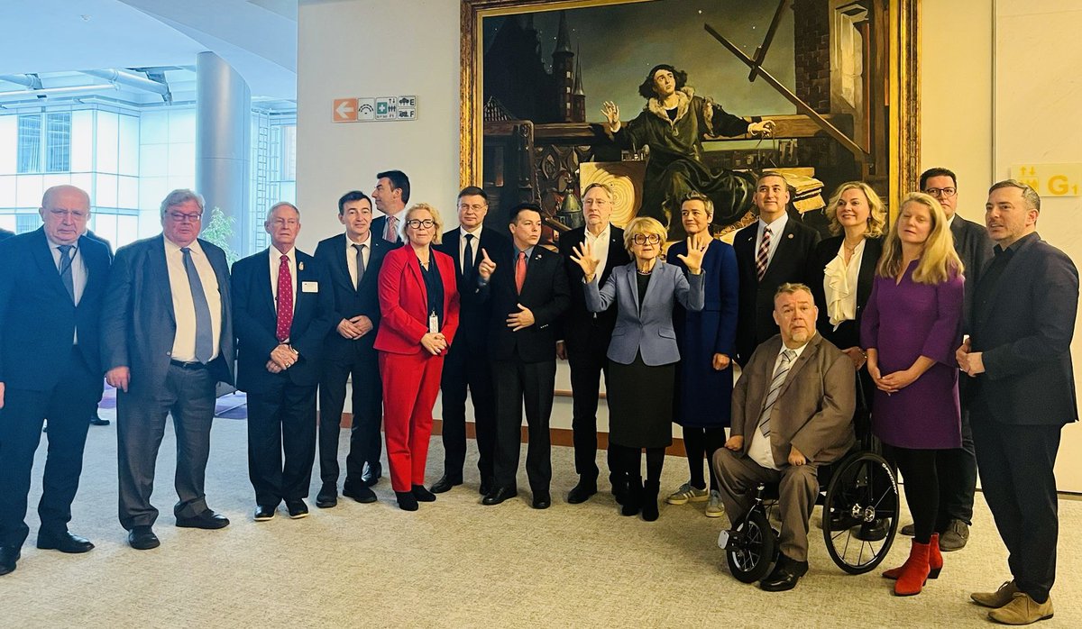 VDombrovskis's tweet photo. A pleasure to meet 🇺🇸 and🇪🇺 legislators ahead of the Trade &amp;Tech Council #TTC6 in Leuven. 

We see a shared interest in continuing to work together on geostrategic challenges, boosting transatlantic trade &amp; supporting #Ukraine. 

@ 88th Transatlantic Legislators’ Dialogue #TLD88 https://t.co/hz3vTbUxEH