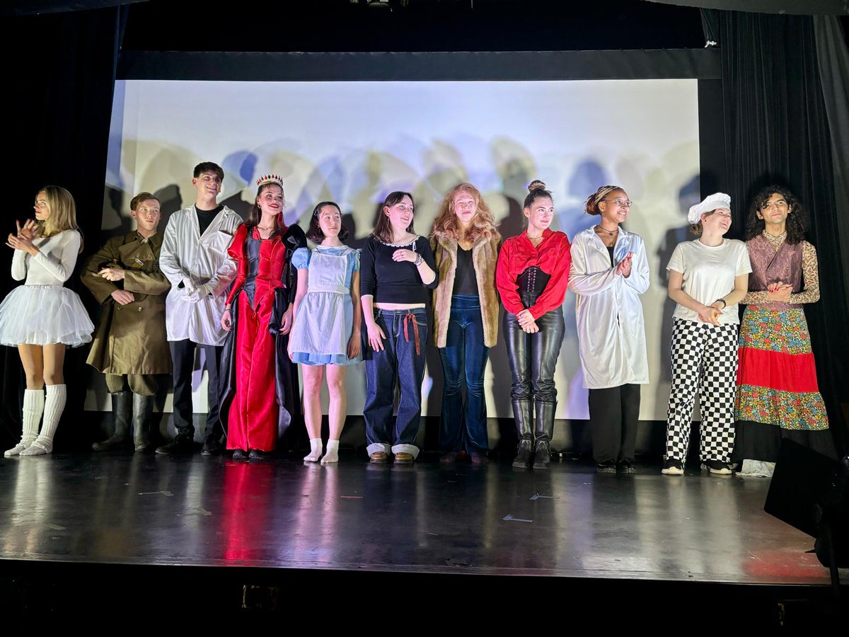 What an excellent performance by the students at yesterday’s premiere of this year’s German Play ‘Alice im Anderland’ at the @EdinburghUni! I thoroughly enjoyed the performance and hope that many will come to see it tonight! Well done, cast and crew! 👏
