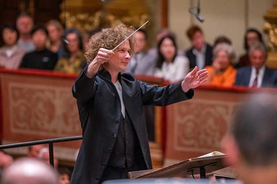 A grand finale for Santtu-Matias Rouvali as the Musikverein's focus artist for the current season: at the helm of the @philharmonia, the young Finn will conduct Shostakovich and Beethoven on 17 April. Soloist: @buchbinderpiano.🎹✨ ➡Tickets & info: musikverein.at/konzert/?id=00…