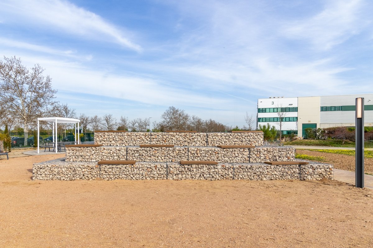 AXIS_arq's tweet photo. @AXIS_arq ha finalizado la adecuación de las zonas exteriores del parque logístico de Alcalá propiedad de @Prologis, con la creación de áreas estanciales con pérgolas, y pistas deportivas (multideporte y pickleball).

#arquitectura #diseño #reformasexteriores #pickleball https://t.co/lPINRnbCNh