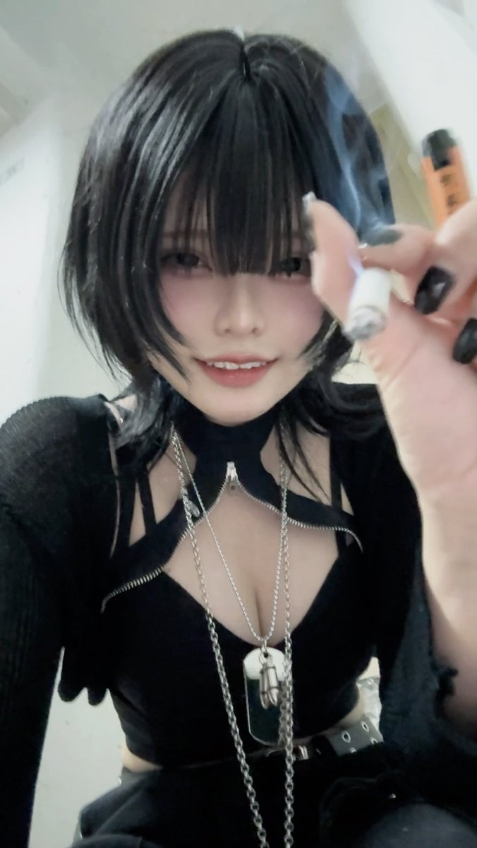 yuri_yuri_wwwww's tweet photo. 灰皿になりたい？ https://t.co/37MG5cAXan