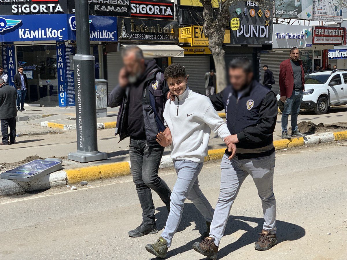 Van protestolarının sembolü haline gelen Muhammed Orhan’ın avukatı @keserci_diyar Orhan’ın TUTUKLANDIĞINI duyurdu 

Foto: @Adnan_Bilen