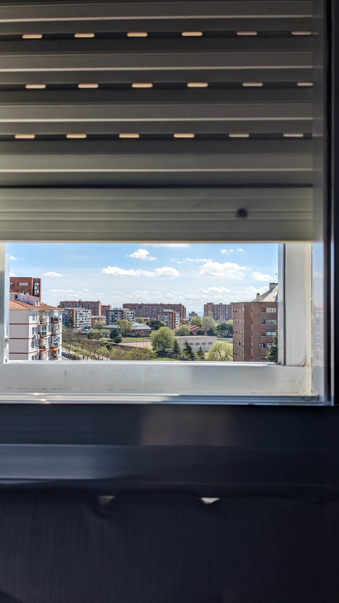 Cada vez que giro la cabeza a la derecha aparece este marco y esta composición urbana casi perfecta. El barrio, del que huíamos hace 20 años.