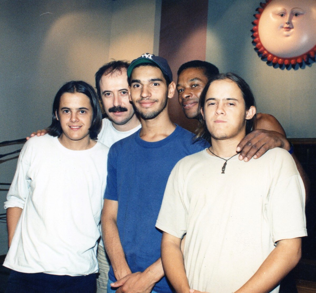 Grabación del álbum "Si me voy antes que vos".
De izq. a der. Martín Ibarburu, Jaime Roos, Gustavo Montemurro, Walter "Nego" Haedo y Nicolás Ibarburu.
📌Estudio El Pie, Buenos Aires
📅Enero de 1996
📸Archivo