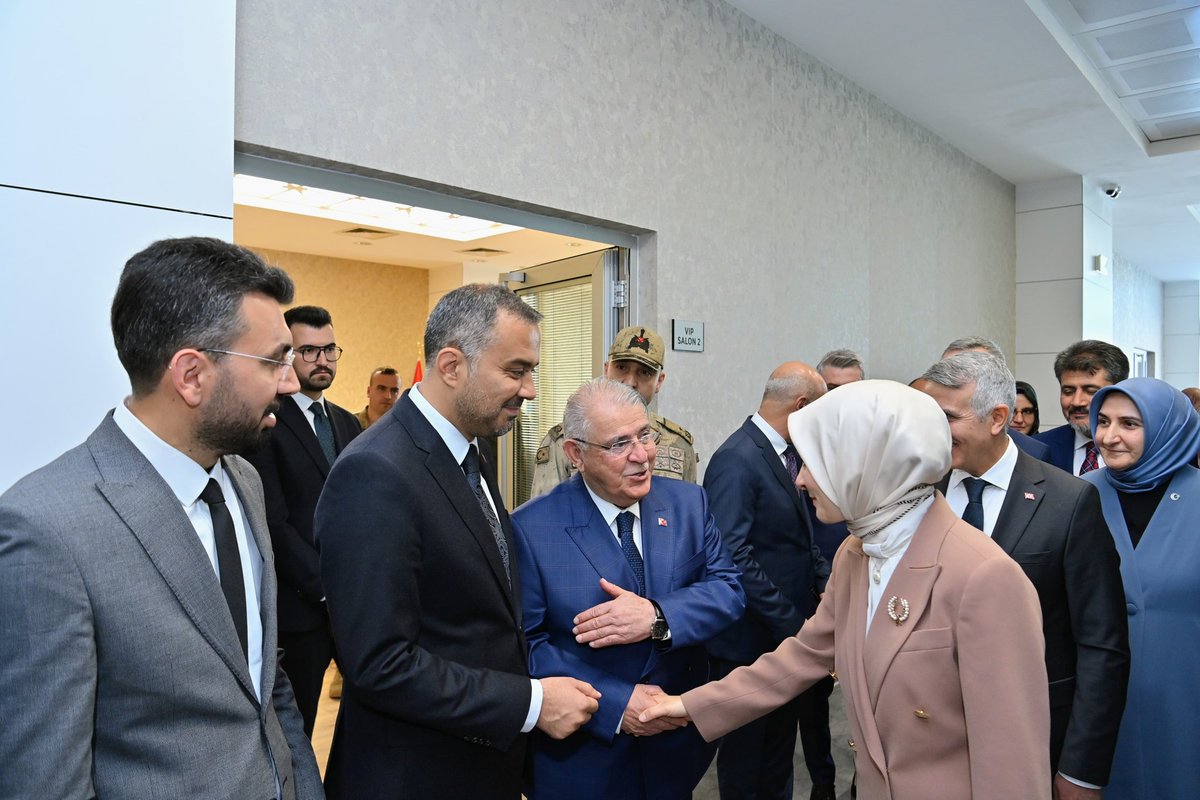 Aile ve Sosyal Hizmetler Bakanımız sn. Mahinur Özdemir Göktaş'ı @MahinurOzdemir havalimanımızda karşıladık. Aile ve Gençlik Fonu Projesi başta olmak üzere temel atma törenleri ve bakanlık faaliyetlerine ilişkin ziyaretlerde bulunacak kıymetli Bakanımıza çalışmalarında