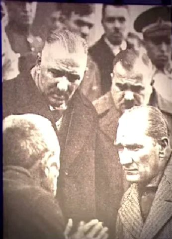 Cumhuriyet nedir? Cumhuriyet, bu fotoğrafta Atatürk'ün dinlediği çiftçi vatandaşın torununun Belediye Başkanı olmasıdır. Mehmet Erdem Ural, CHP'den Tokat Turhal belediye başkanı seçildi.