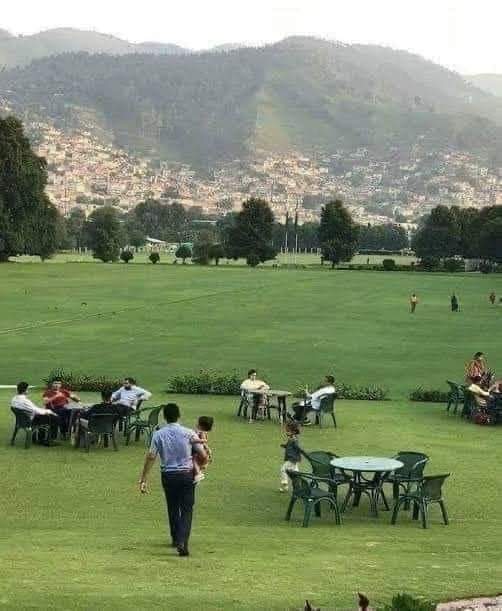 MSamiUllah_786's tweet photo. یہ کوئی یورپ امریکہ نہیں ہے بلکہ ناظرین یہ اپنا جرنیلوں کا پاکستان ہے
یہ عام شہریوں کے لئیے نہیں بلکہ صرف جرنیلوں اور ان کے بچوں کے لئیے 1900 ایکڑ کا گالف کلب ہے، جس کا کرایہ 12ہزار روپے سال کا ہے.
ان کی گالف کی سٹک ایک مزدور کے ایک ماہ کی تنخواہ اور گیند 1 ہفتے کی روٹیوں کے برابر ہے، جبکہ روزانہ ایک گیم میں 100 گیندیں گم کرتے ہیں.
اس گالف کلب جیسے 200 گالف کلب پاکستان میں موجود ہیں، جہاں سویلین شہری انکے اندر جانے کا تصور بھی نہیں کر سکتے۔ بلکہ بلڈی سویلین نے تو پہلی مرتبہ آج صرف اسکی تصویر دیکھی حقیقت میں تو بلڈی سویلین اسکے 100کلومیٹر کے قریب میں بھی نہیں گزر سکتا، کیونکہ یہ ہے جرنیلوں کا پاکستان!
یہ پوسٹ ایک دوست کی وال سے لی گئی ہے آپ اس بارے میں کیا کہتے ہیں ۔