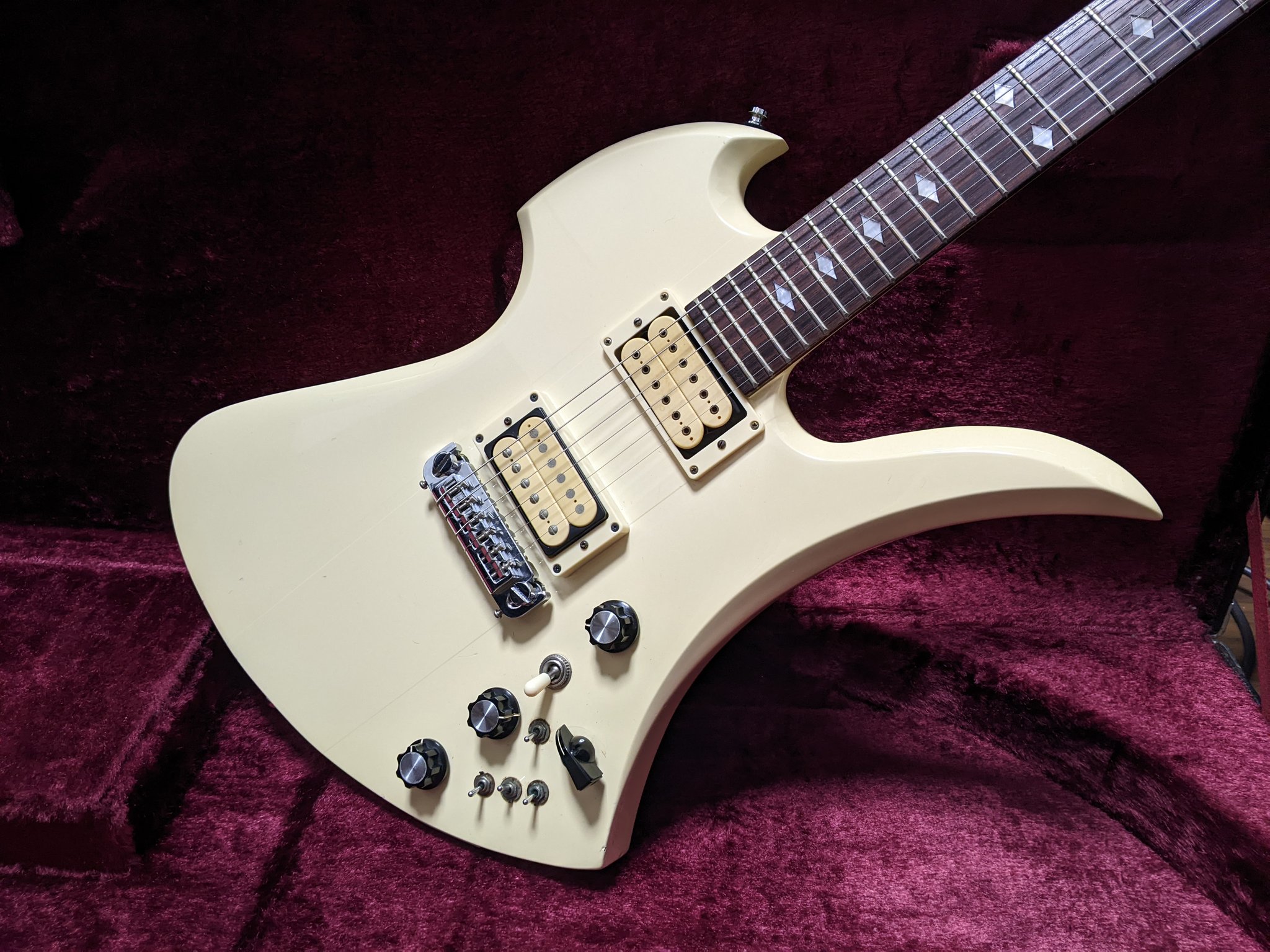 No.15 FERNANDES モッキンバード 特殊加工 Skull&Roses No.15 FERNANDES モッキンバード 特殊加工 Skull&Roses一 番