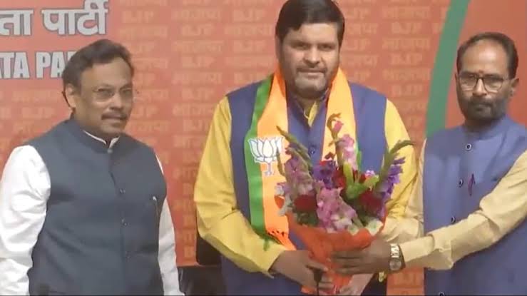 ApnaGroundfloor's tweet photo. हर आदमी में होते हैं दस बीस आदमी
जिस को भी देखना हो कई बार देखना

- निदा फ़ाज़ली https://t.co/jrJcHqVnmp