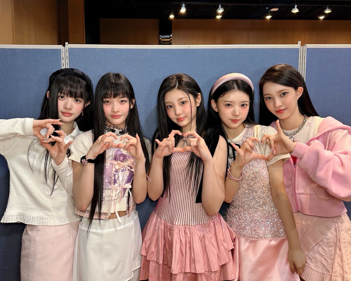 ILLIT_official's tweet photo. [#DAILY_IT] 
엠카에 찾아온 다섯 명의 핑크곤쥬들💓
오늘 무대도 SUPER 완벽함🫶

240404 @ 엠카운트다운
#ILLIT #아일릿 
#Magnetic #SUPER_REAL_ME https://t.co/D9c3fskywu