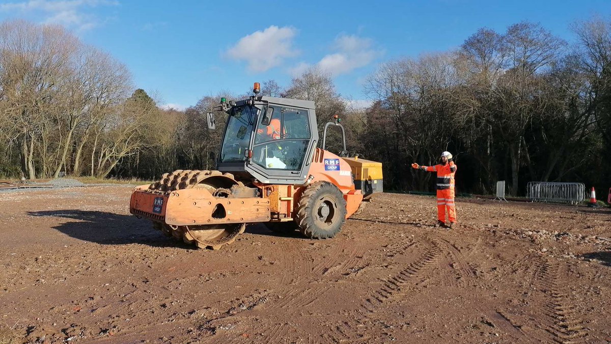 🚜 Traffic Marshalling is a very important job when on site. It is what makes the difference between a safe and unsafe environment for everyone involved. Call 0121 440 7970 or email enquiries@rmftraining.co.uk for details on our FREE courses and enrolment #ConstructionLife