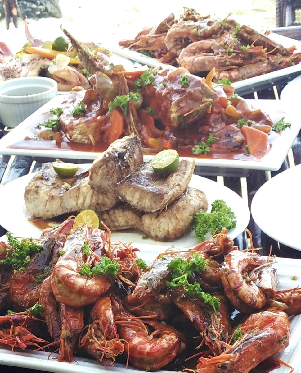 Iftar at the 🏝️🌊 . Seafood galore 😋#freshair #seaview #bythebeach #Samal_Island #resort #friends #fam #makingmemories