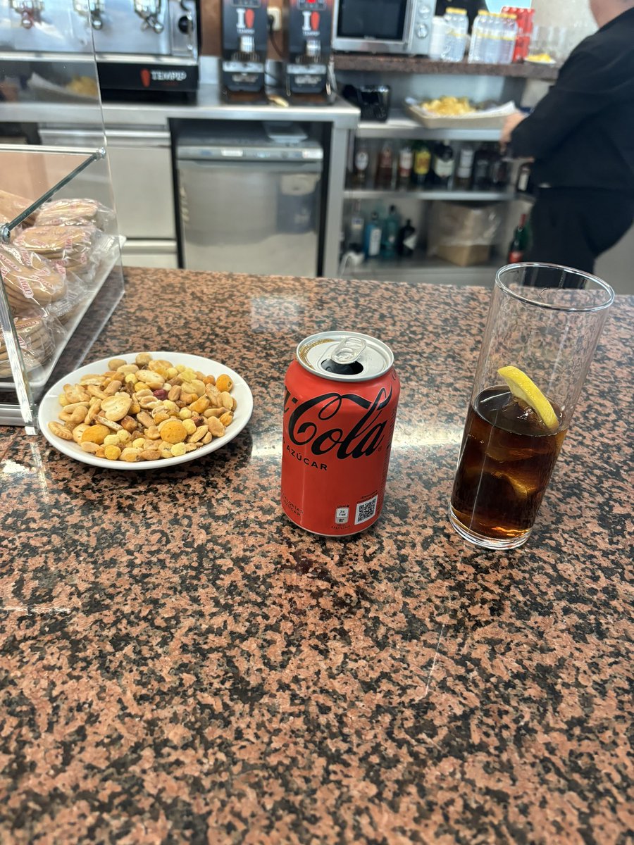 Estoy tomando una Coca Cola en la cafetería de la Asamblea de Madrid. Os subo yo la foto por si tiene interés y ahorro la investigación a alguien. 😉