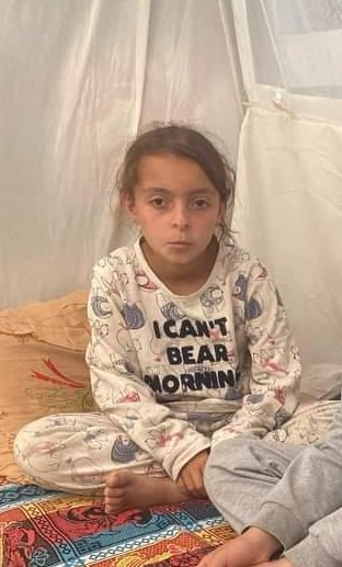 This is Mayada's daughter Jenan.
The difference is clear. The exhaustion and despair are obvious on her face.

No kid should go through this.
I hope we will be able to make her smile again.

Please share their campaign and if possible donate.
Thank you 

gofundme.com/f/ahna-bdna-na…