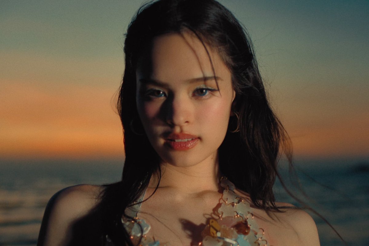 bagel_carrot's tweet image. น้องแอลลี่สวยมาก ฟีลบาร์บี้สุดๆ 🥹 ทั้งตัวเพลงทั้ง mv vibe โทนดีไปหมด ใน MV มีความอินเตอร์แต่ softpower ไทย ชุดขวดน้ำเอย ประสาททรายเอย หมูปิ้งเอย และที่สำคัญโลพัทยาไทยแลนด์
#ทำมันให้ร้อน #MakeItHot