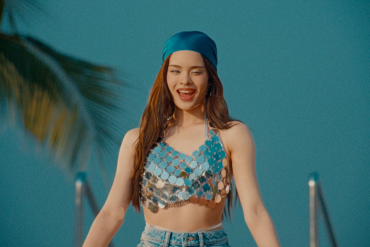 bagel_carrot's tweet image. น้องแอลลี่สวยมาก ฟีลบาร์บี้สุดๆ 🥹 ทั้งตัวเพลงทั้ง mv vibe โทนดีไปหมด ใน MV มีความอินเตอร์แต่ softpower ไทย ชุดขวดน้ำเอย ประสาททรายเอย หมูปิ้งเอย และที่สำคัญโลพัทยาไทยแลนด์
#ทำมันให้ร้อน #MakeItHot