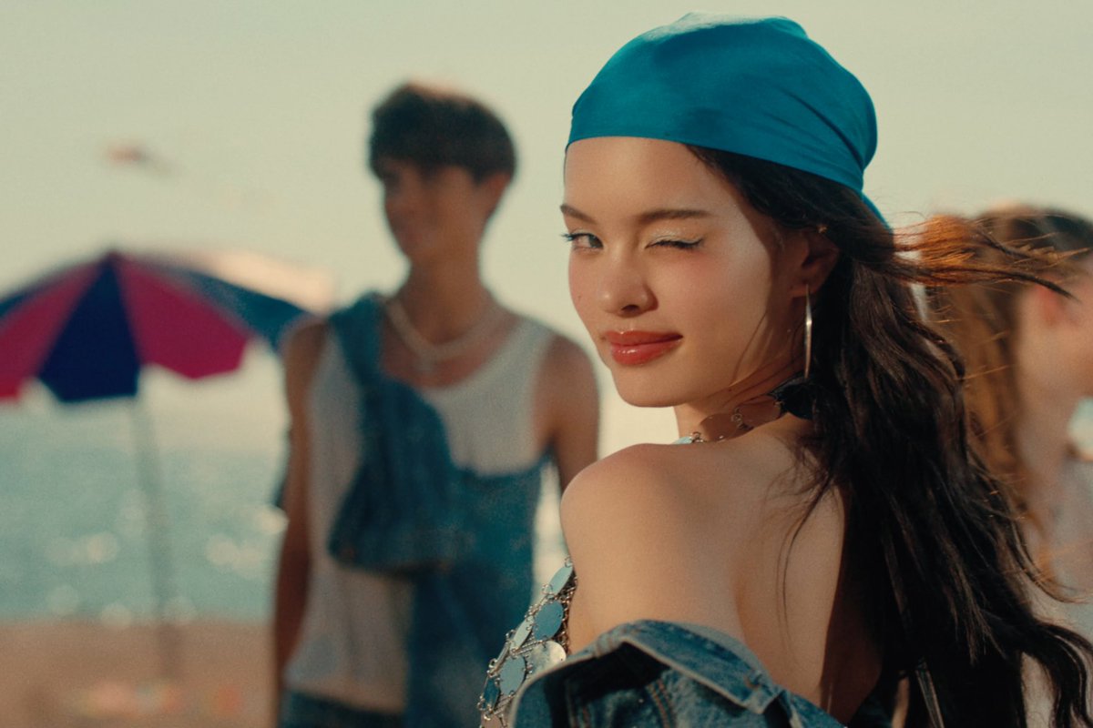 bagel_carrot's tweet image. น้องแอลลี่สวยมาก ฟีลบาร์บี้สุดๆ 🥹 ทั้งตัวเพลงทั้ง mv vibe โทนดีไปหมด ใน MV มีความอินเตอร์แต่ softpower ไทย ชุดขวดน้ำเอย ประสาททรายเอย หมูปิ้งเอย และที่สำคัญโลพัทยาไทยแลนด์
#ทำมันให้ร้อน #MakeItHot