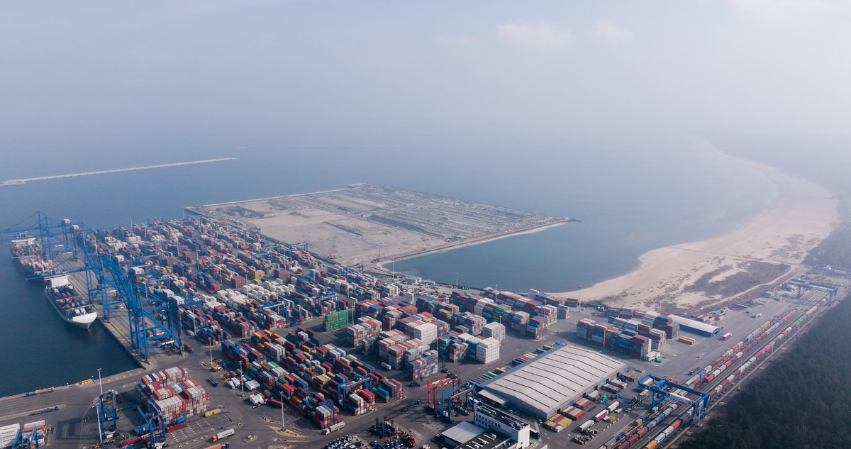 Dzięki @PortGdanskZMPG Polska powiększyła się o 36 hektarów. A to za sprawą zalądowienia obszaru morskiego, pod budowę T3, czyli głębokowodnego nabrzeża i placu. Już w przyszłym roku terminal kontenerowy #BalticHub będzie jednym z największych obiektów tego typu w Europie.