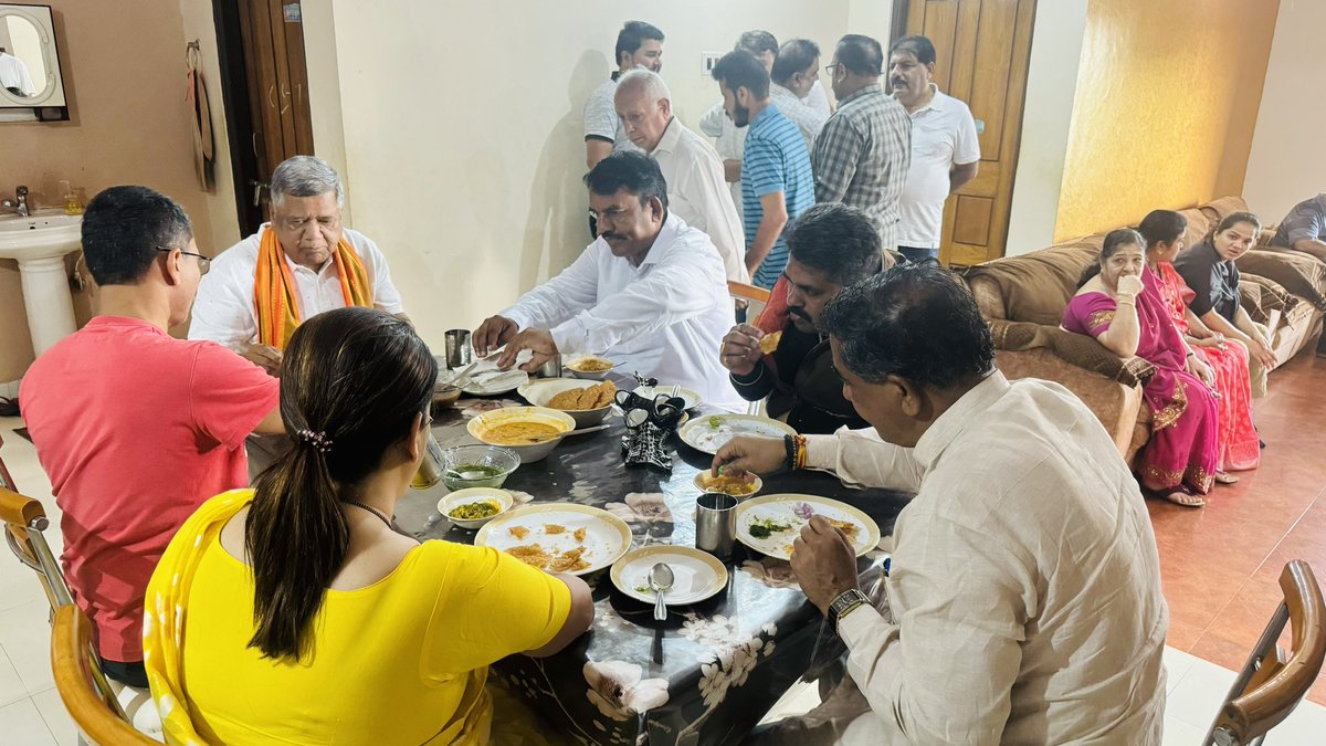 Loksabha Campaign in Belagavi.Bjp Candidate Shree Jagdish Shettar ji visited Hanuman Nagar, Vinayak Nagar and Sindhi Colony. Informal meeting with bjp karyakartas over breakfast. #modi2024 #LokasabhaElection2024