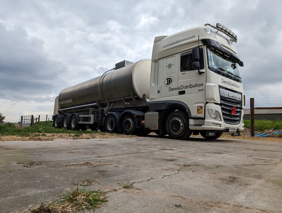 This Dennis Distribution DAF XF has had a bath and is ready again to hit the roads! 🤩 We love seeing a sparkling truck- it's just a shame that it doesn't last long with the British weather! 🌧️ #Trucking #Clean #Trucks #DAF #MotusCommercials